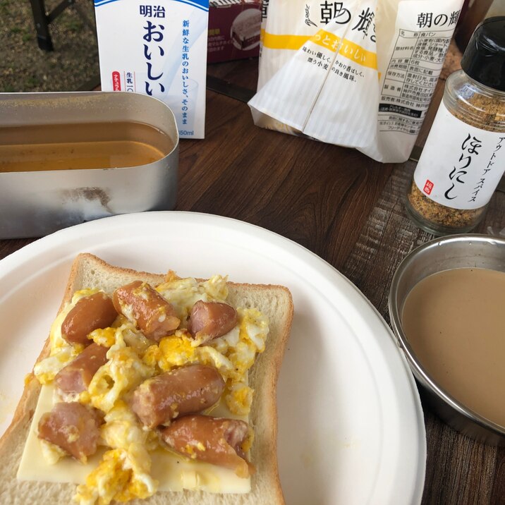 キャンプ飯♪ウィンナーチーズエッグのオープンサンド